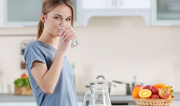 一个女孩想通过多喝水的饮食来减肥。