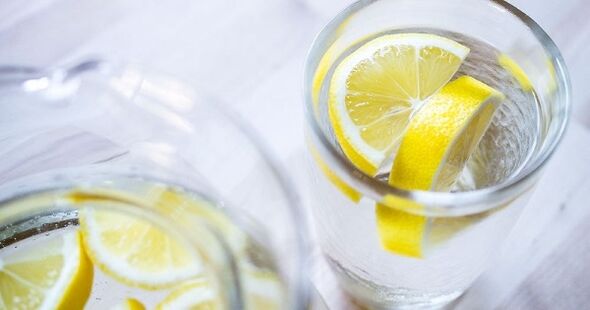 在水中添加柠檬汁将使您更容易遵循水饮食。