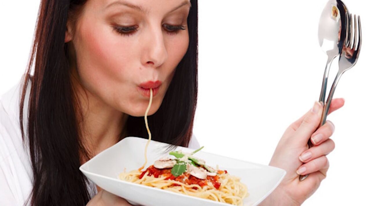 女人吃意大利面来瘦肚子