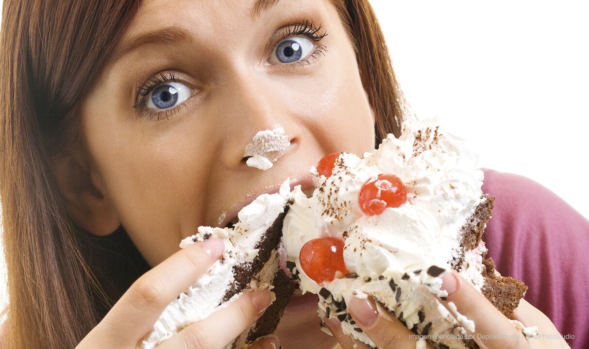 女孩吃蛋糕提高减肥方法