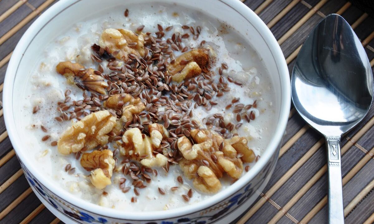 亚麻籽粥加牛奶是减肥者饮食中的健康早餐