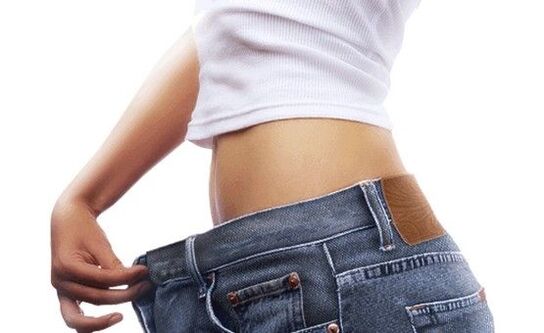 女孩服用利尿剂后体重减轻了。
